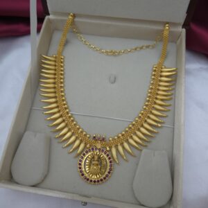 foaming necklace comes with ruby stone