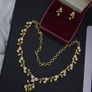 Premium foaming ad diamond look necklace with stud