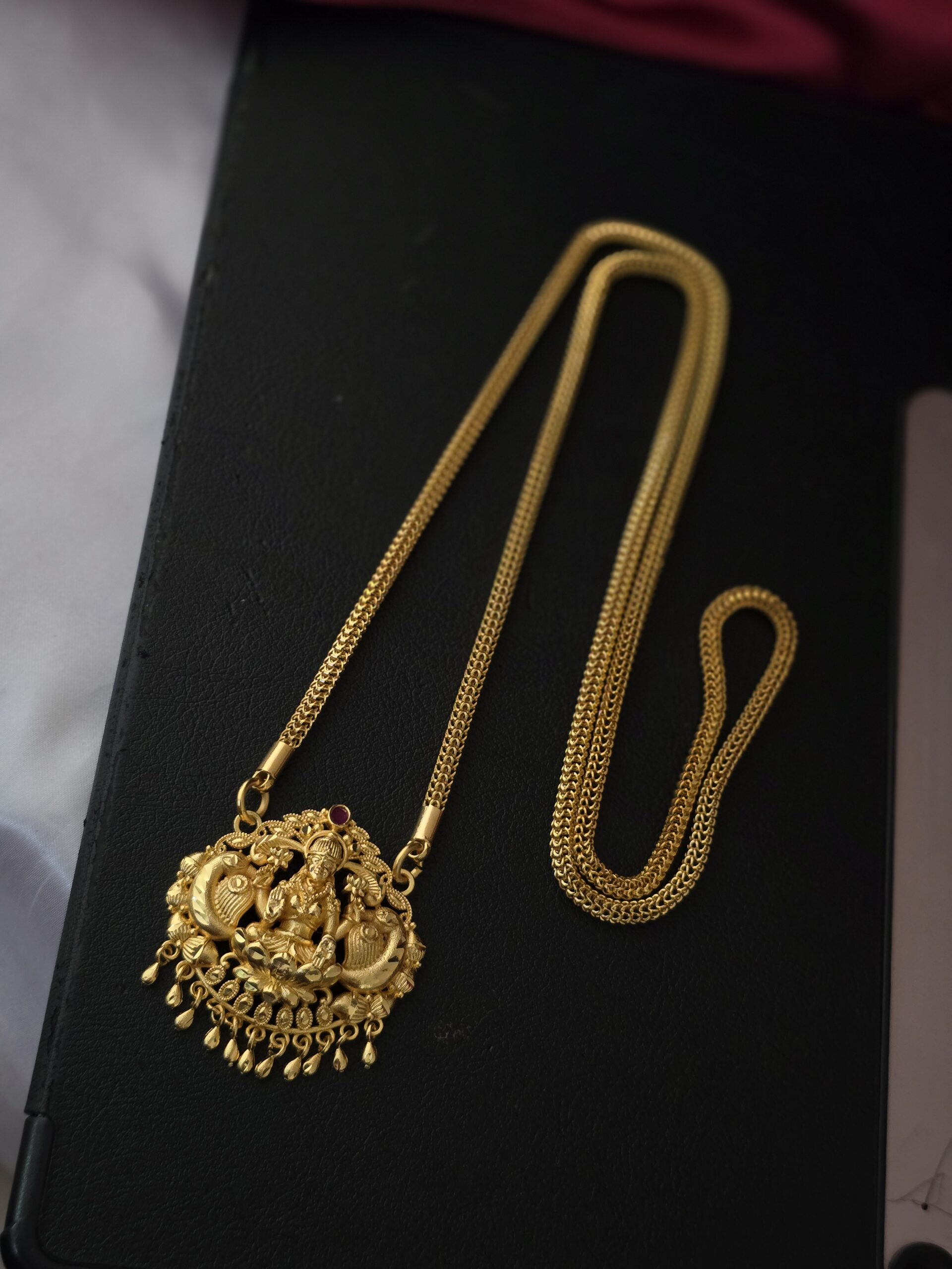 Premium foaming 28 inches goddess lakshmi dollar chain