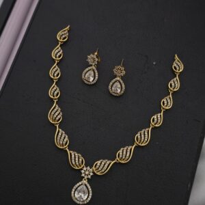 Premium matt diamond look necklace
