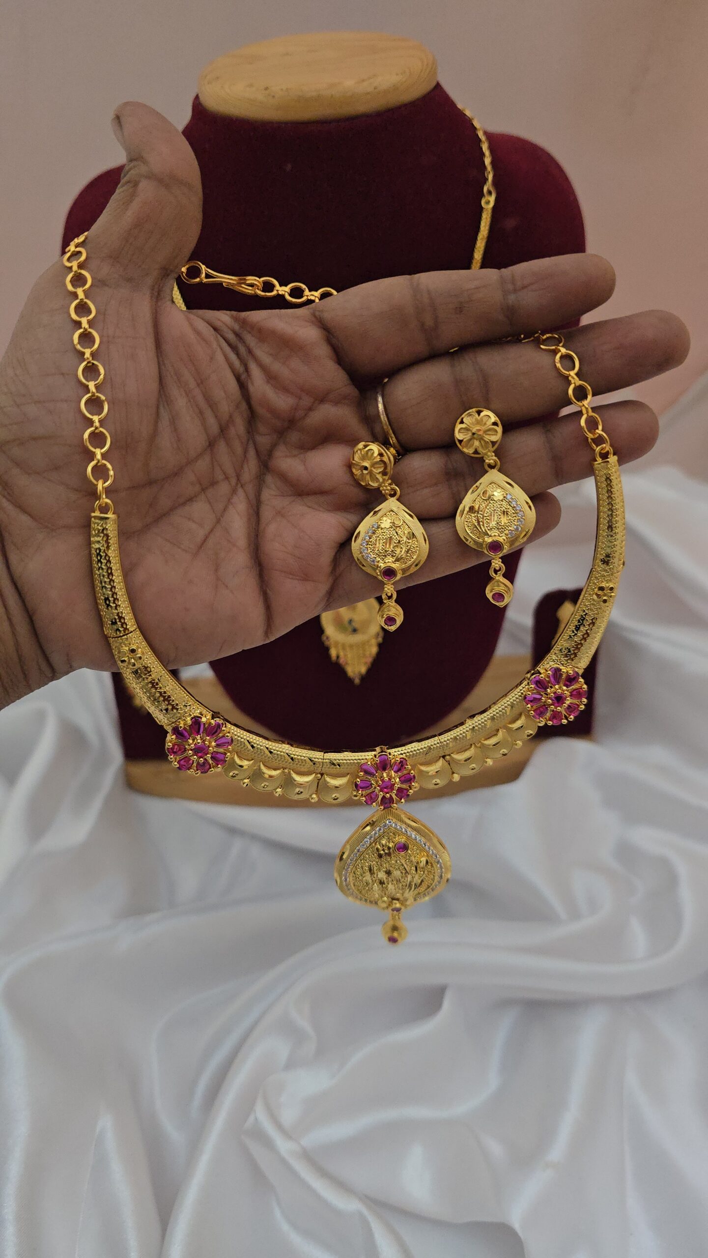 Premium foaming ruby stone necklace with leaf stud