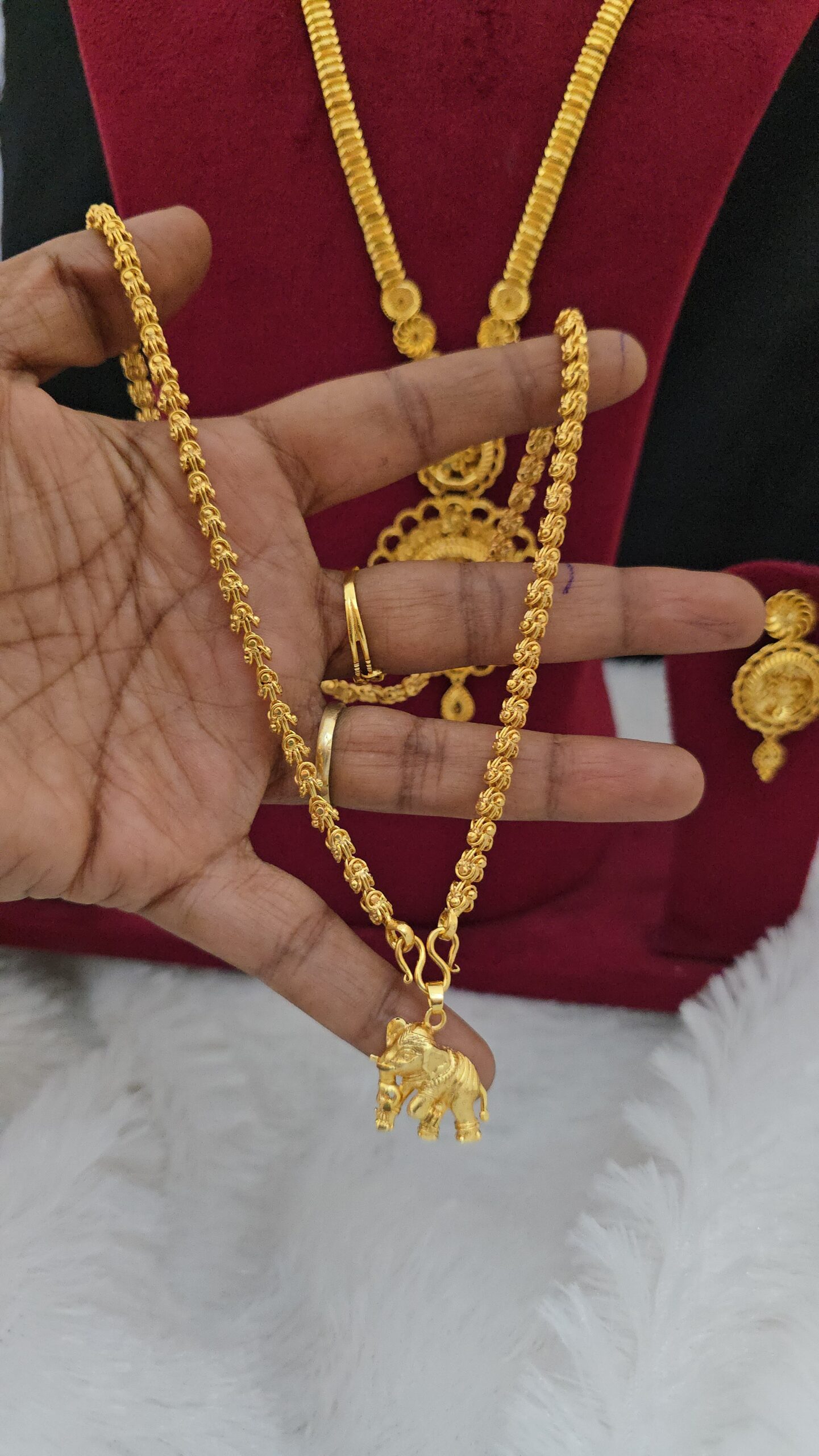 Premium foaming elephant dollar chain