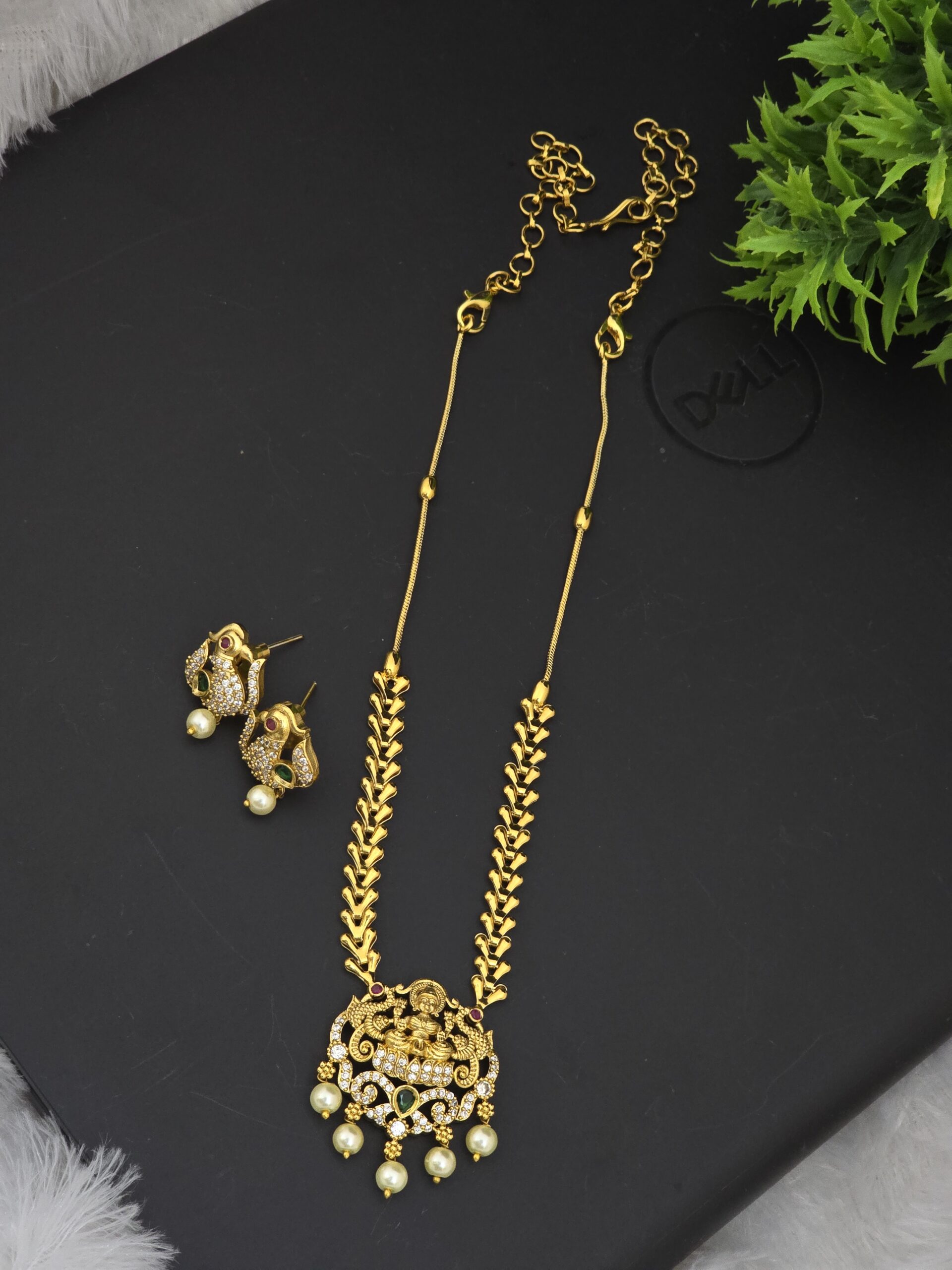 Premium quality temple look dollar chain with stud