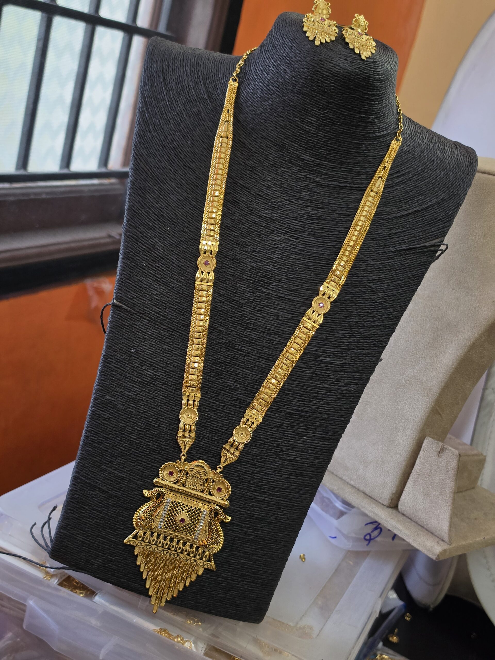Premium foaming ad stone haram with earings