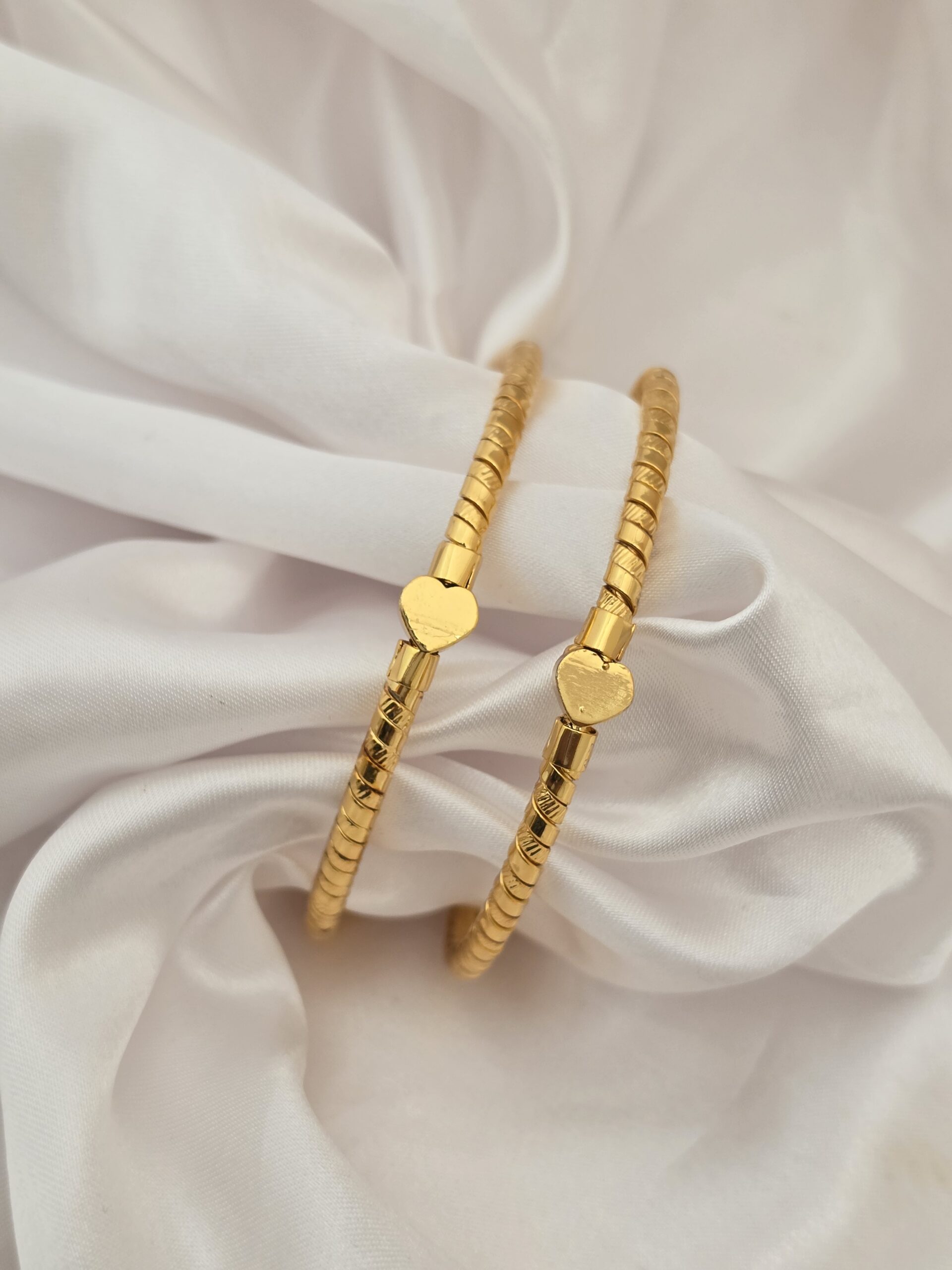 Premium foaming heart bangle