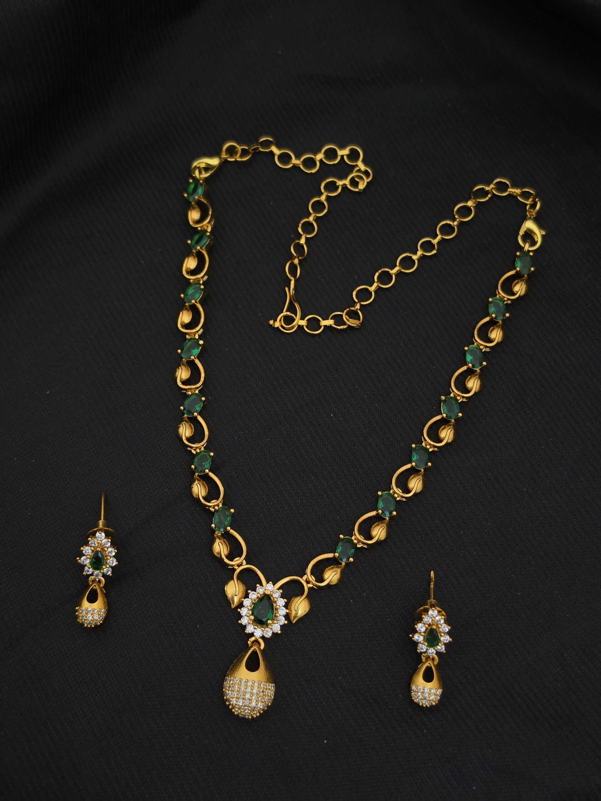 Premium matt ad emeral drop necklace with earings
