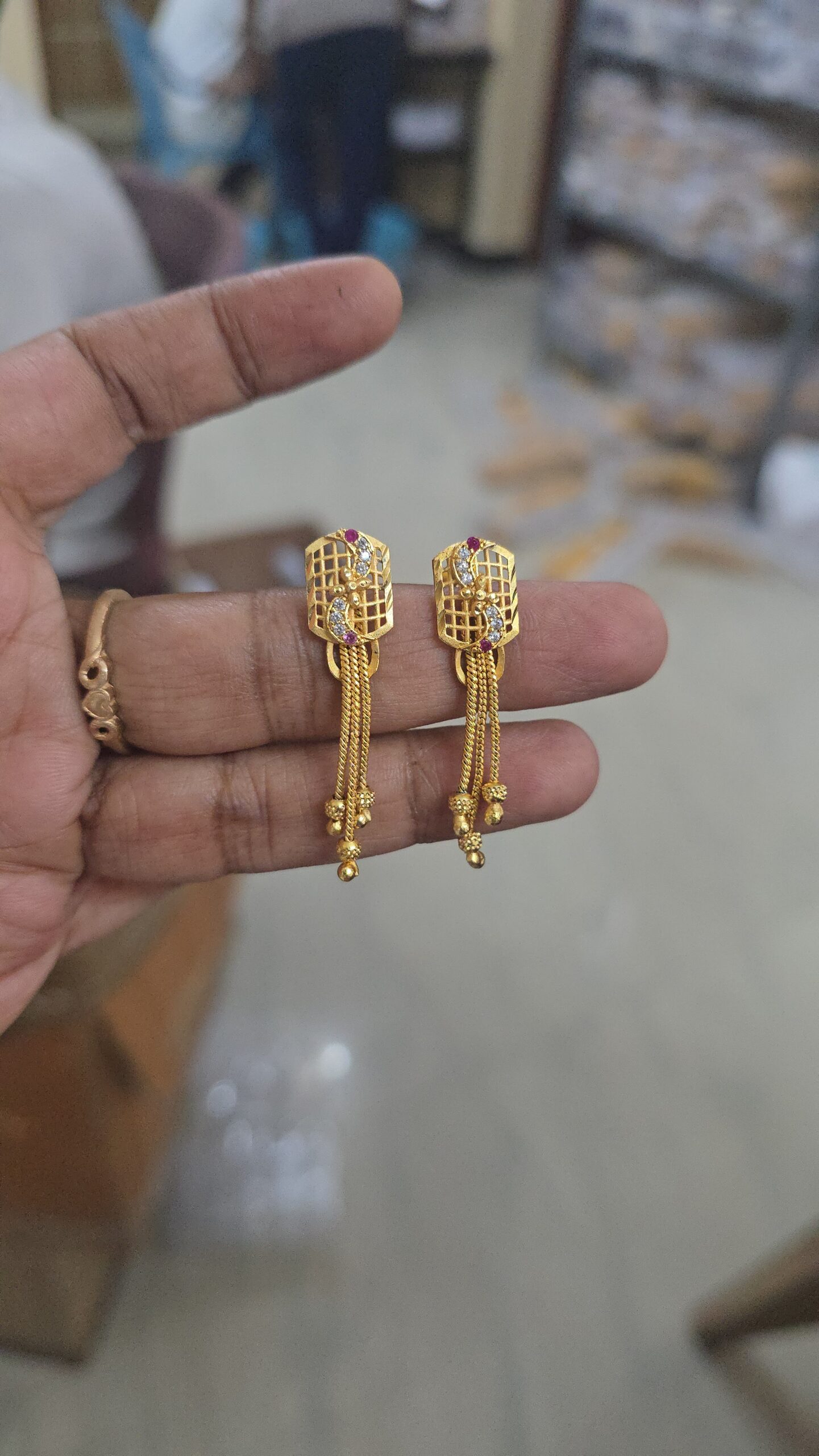Premium Foaming Ad Stone Chain Drops Earing