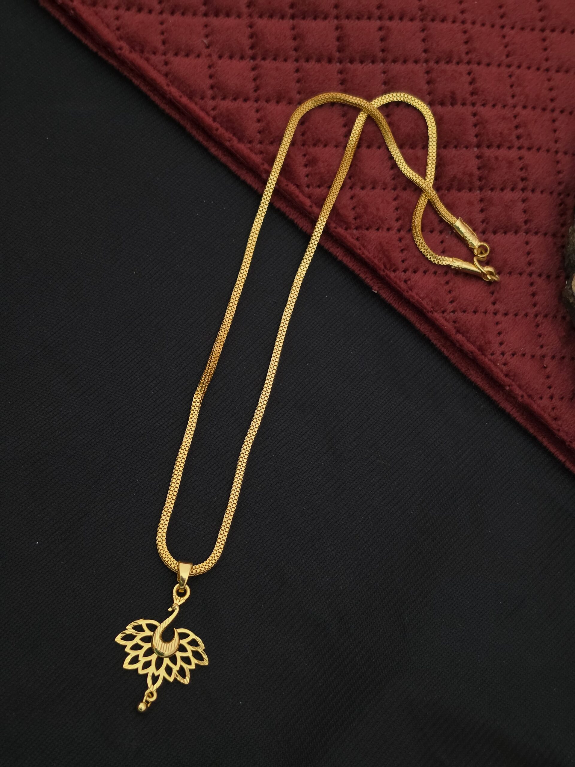 Premium Foaming Peacock Dollar Chain 18 Inch