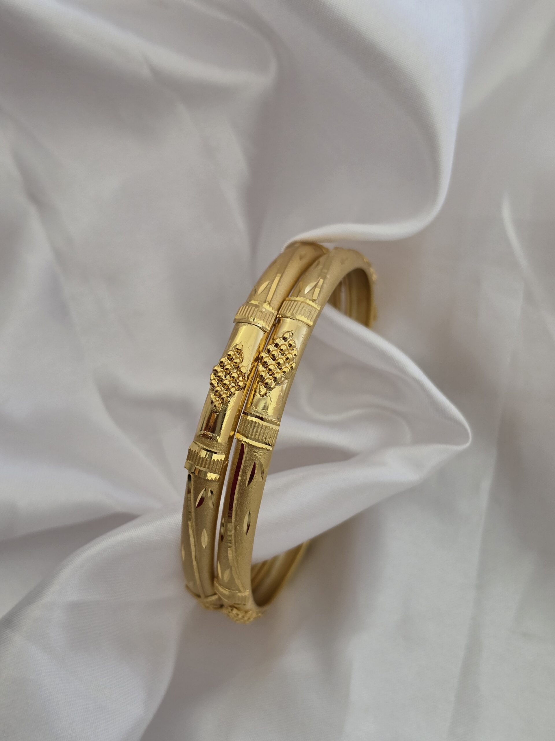 Premium foaming Leaf Bangle