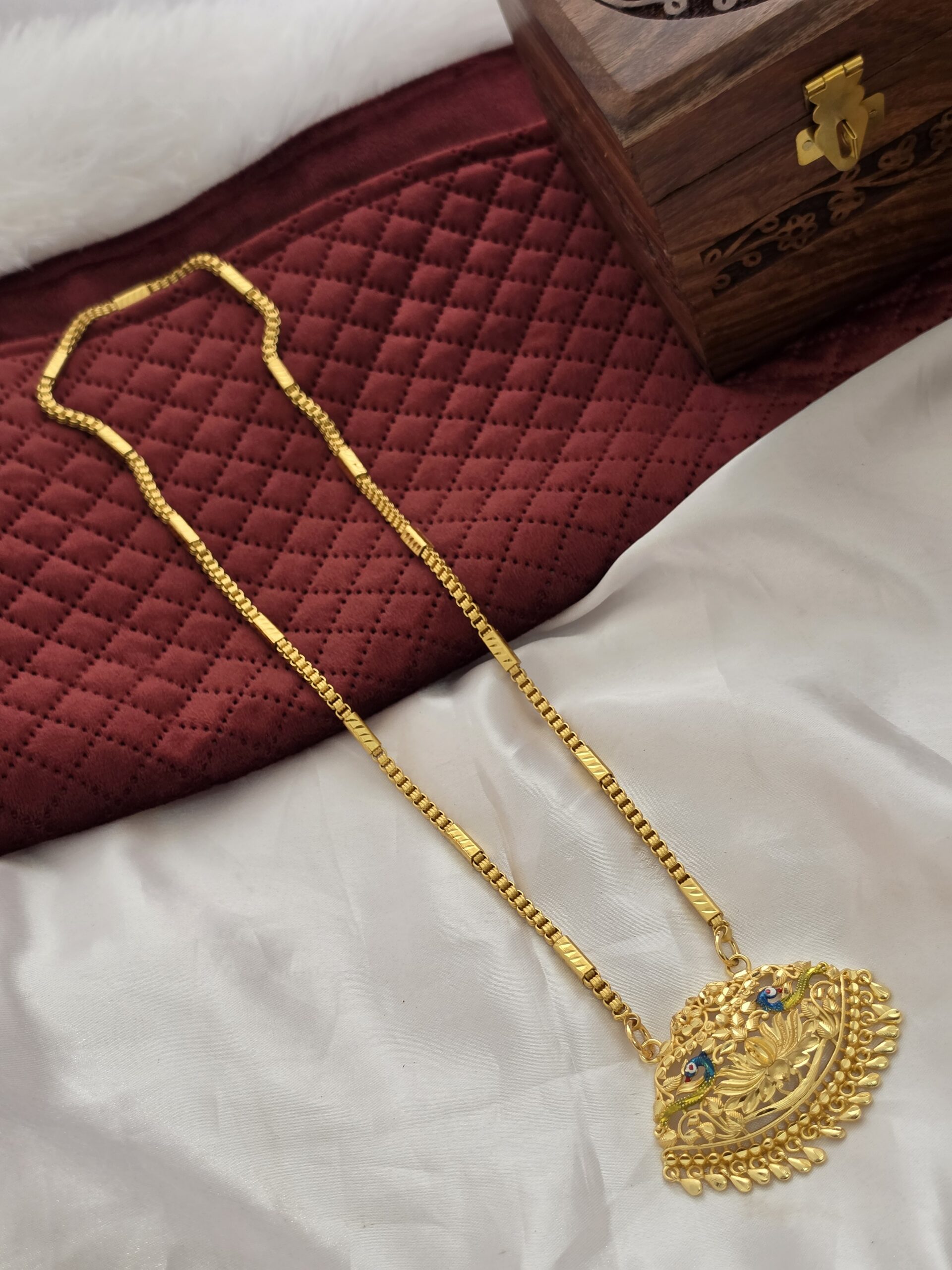 Premium Foaming Peacock Dollar chain 24 Inch.